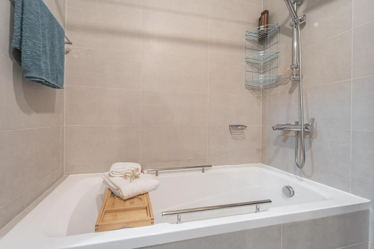 Ferienwohnung I Fabulous Retro-Chic Oasis I Prime N Lively Spot Abu Dhabi 0*,